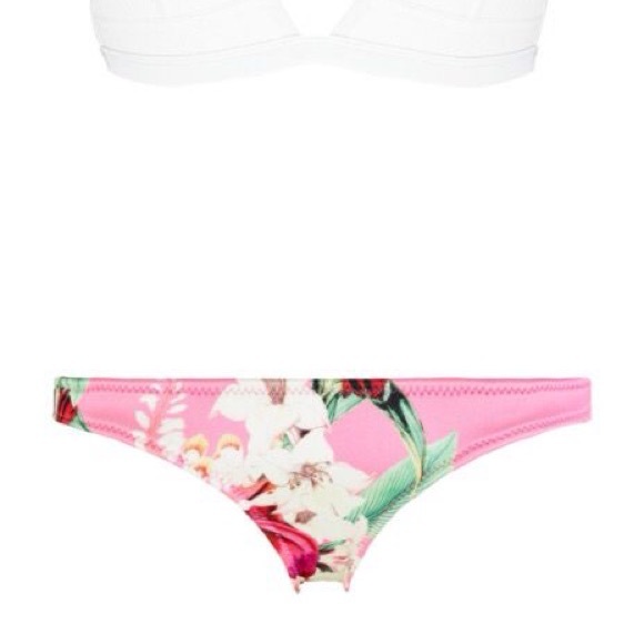 Triangl Swimsuit - Picture 3 of 7